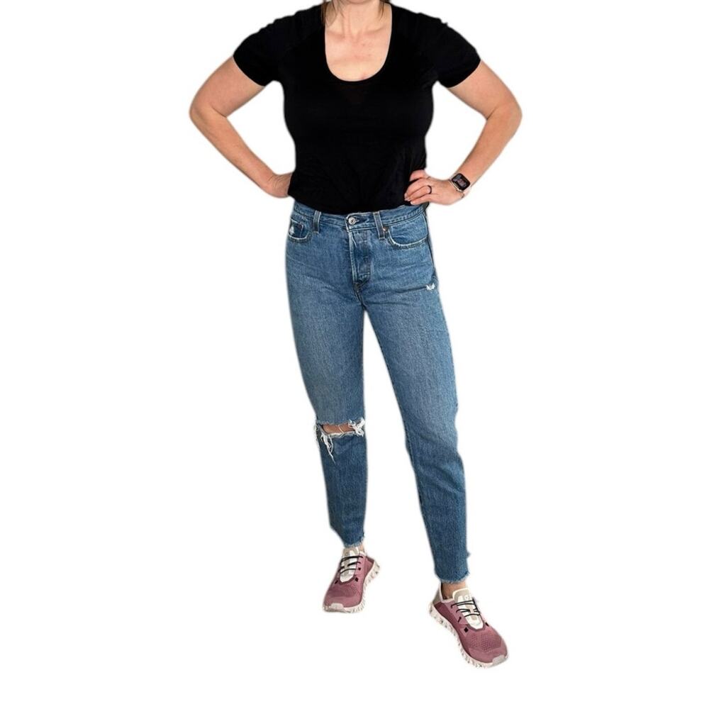 LEVIS Wedgie Icon Jeans Women's Size 26 Distressed Knee Button Fly Medium Wash